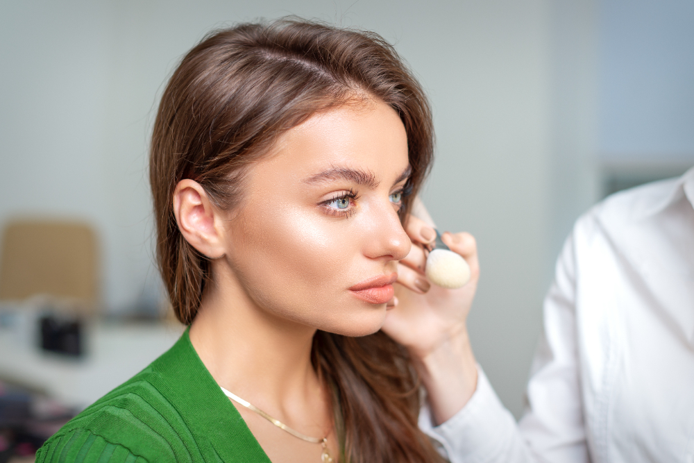 La rhinoplastie permet de remodeler les structures osseuses, cartilagineuses et les tissus mous du nez en tenant compte des proportions du visage et des objectifs individuels. Lorsque cela est nécessaire, les problèmes fonctionnels tels que l’obstruction nasale peuvent également être évalués.